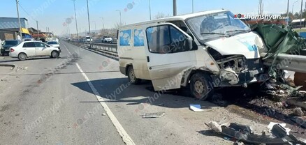 Երևանում բախվել են «Nissan»-ն ու «Ford Transit»-ը, որն էլ բախվել է արգելապատնեշին. վարորդները հոսպիտալացվել են․ shamshyan.com