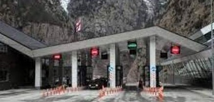 Լարսը բաց է