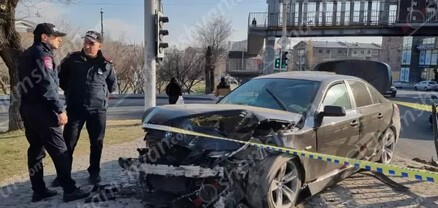 Երևանում բախվել են Opel-ն ու BMW-ն, վերջինն էլ հայտնվել է մայթին. կա 5 վիրավոր. shamshyan.com