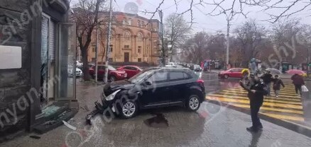 Երևանում 21-ամյա վարորդը Hyundai-ով Մաշտոցի պողոտայում բախվել է բանկի մուտքի դռանը և կոտրել այն. shamshyan.com