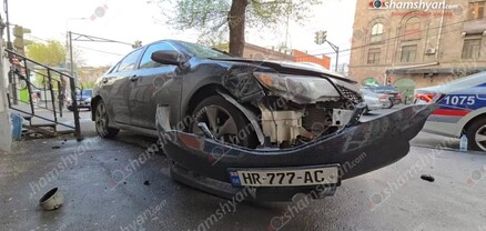 Երևանում «Toyota»-ն բախվել է բազալտե եզրաքարին և հայտնվել մայթին. shamshyan.com