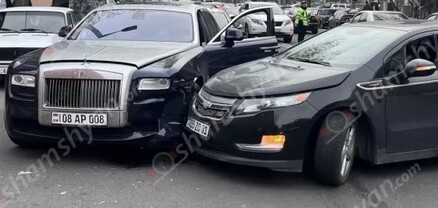 Երևանում՝ քրեական ոստիկանության դիմաց, բախվել են Rolls-Royce-ն ու Chevrolet Volt-ը․ shamshyan.com