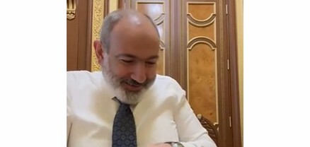 Չհաջողված «էքսպերիմենտ»․ Փաշինյանը ջուրը լցրեց սեղանին և սկսեց լղոզել այն
