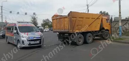 Երևանում բախվել են հիվանդ տեղափոխող շտապօգնության ավտոմեքենան ու «Կամազ»-ը․ shamshyan.com
