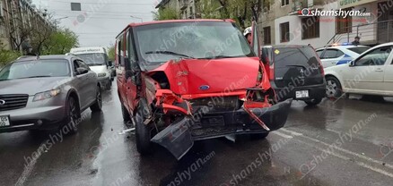 Երևանում «Ford Transit»-ը բախվել է երկաթե սյանը, գովազդային վահանակին ու բազալտե եզրաքարերին. shamshyan.com 