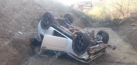 Լոռու մարզում ՎԱԶ 2121-ը վերանորոգվող ճանապարհին գլխիվայր հայտնվել է փոսում. ամուսինները տեղափոխվել են հիվանդանոց. shamshyan.com