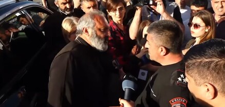 Ձեզ զգուշացնում եմ, չեմ թողնելու, որ այստեղ ճանապարհ փակվի․ ոստիկանը՝ Բագրատ Սրբազանին