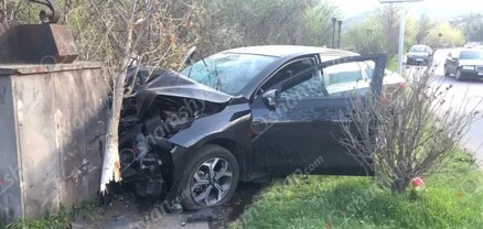 Kia-ն Իջևանի մուտքի մոտ բախվել է քարե պարսպին․ մայրը մահացել է, վարորդը՝ հոսպիտալացվել. shamshyan.com