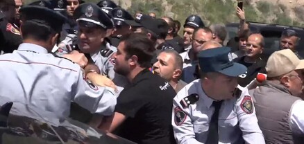 «Էդ ի՞նչ ձև ես խոսում», «տարեք հլը»․ ոստիկաններն ուժով բերման ենթարկեցին Գերասիմ Վարդանյանին