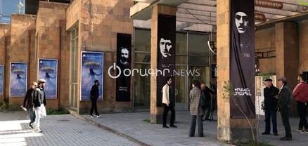 Բանալի չունենք. «Գոյ» թատրոնի դուռը մնաց փակ. Սարգիս Արզումանյանը նստացույց է սկսում