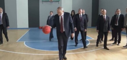 Փաշինյանը Լոռու դպրոցներից մեկում բասկետբոլ է խաղում