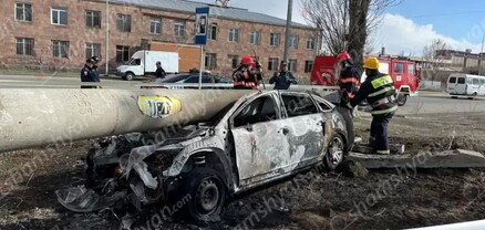 Գյումրիում «Citroen» -ը բախվել է սյանը, կոտրել այն և բռնկվել. shamshyan.com