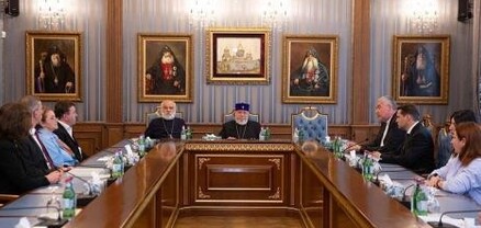 Վեհափառը քննարկել է բռնահանված արցախցիների առջև ծառացած մարտահրավերները
