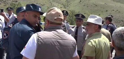 Ինձնից հայրենասեր չլինեք․ ոստիկանը՝ Տիգրանաշենի ճանապարհը փակած քաղաքացիներին