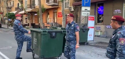 Ցուցարարները փակում են, ոստիկանները՝ հեռացնում աղբամանները
