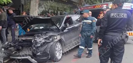 Երևանի կենտրոնում բախվել են Range Rover-ը, BMW X6-ը, Mazda-ն, Opel-ը և 44 համարի ավտոբուսը. կա վիրավոր. shamshyan.com
