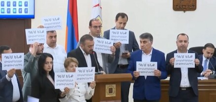Դե՛մ ենք միակողմանի զիջումներին. «Մայր Հայաստան»-ի ակցիան՝ ավագանու նիստի ժամանակ