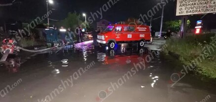 Երևանում՝ Նորագավիթի փոքր կամրջի մոտ, անձրևաջրերը «բլոկադայի» են ենթարկել ճանապարհը. shamshyan.com