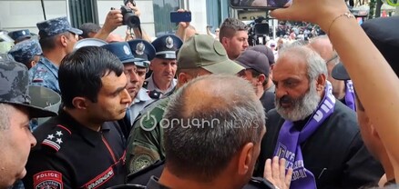Ոստիկանապետը բանակցում է Բագրատ Սրբազանի հետ