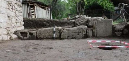 Վայոց ձորում հայտնաբերվել են միջնադարյան կառույցին կցված բնակարանների ավերակներ