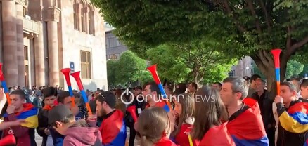 Մի խումբ երիտասարդներ ազդանշաններով ակցիա իրականացրին կառավարության դիմաց