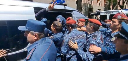 Մի բրդի, է․ ոստիկանները բերման ենթարկեցին Վահագն Չախալյանին և մեկ այլ քաղաքացու