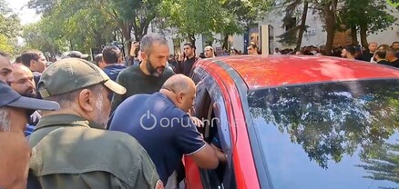 Լա՛վ եմ անում, ֆռա, հետ գնա․ քաղաքացիները նստարաններով ու աղբամաններով փողոց են փակել
