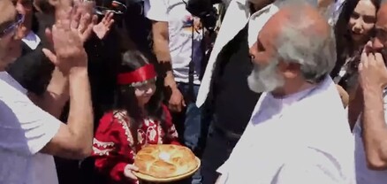 Բագրատ Սրբազանին աղուհացով դիմավորեցին Երևանի մուտքի մոտ