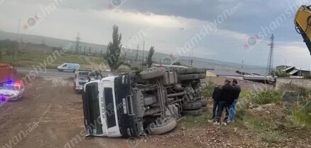 Երևանում «Howo» բեռնատարը հողային աշխատանքներ կատարելիս կողաշրջվել է. shamshyan.com