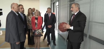Երեխաները նստելու տեղ չունե՞ն. Փաշինյանը Էջմիածնի դպրոցում բասկետբոլ է խաղում