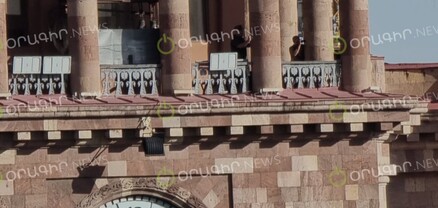 Կառավարության պատշգամբից թաքուն հետևում և նկարահանում են հանրահավաքը