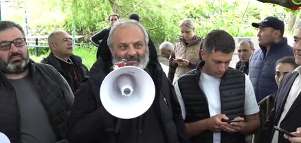Բագրատ Սրբազանի առաջնորդած երթը կանգառ է ունեցել Աշոտ Երկաթի տնկած  խորհրդանշական ծառի մոտ