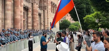Ցուցարարները «Տեր ողորմեա» են երգում Կառավարության շենքը հսկող ոստիկանների համար