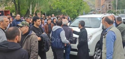 Ի՞նչ համբերեք․ քաղաքացին փորձեց մեքենան վարել երթի մասնակիցների ուղղությամբ