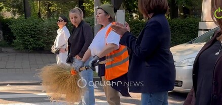 Փողոցը մաքրող կանանցից մեկը միացավ ցուցարարներին