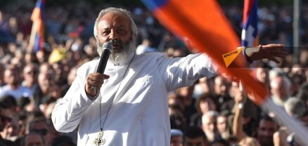 Փաշինյանը սմս-ների միջոցով «հանգստացնում է» իր թիմին. հույս ունեն, որ մի քանի օրից ցույցերը կմարեն. Ժողովուրդ