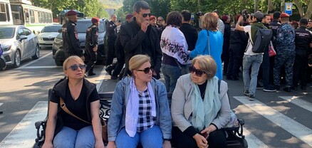 Մեզ աթոռով տարեք. ցուցարար կանայք նստեցին ճանապարհին դրված նստարանին
