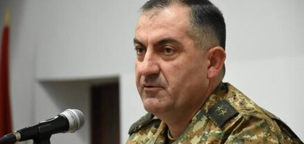 ԶՈՒ ԳՇ պետը ռազմական ակադեմիայում հանդիպել է մարզերի ավագ դպրոցների աշակերտների հետ