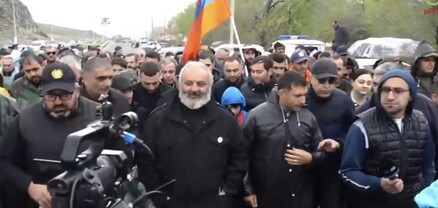 Բագրատ Սրբազանի երթը Սևանի մայրուղով դեպի Երևան ընթանում է ազգային քայլերթների ներքո
