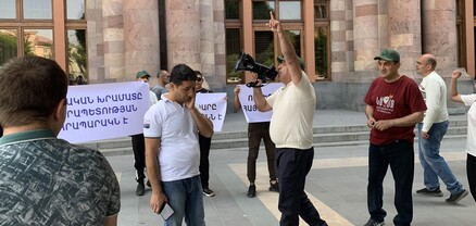 Նիկոլին հեռացնենք, որ էլ չհանձնի. բողոքի ակցիա՝ Կառավարության դիմաց. ՈւՂԻՂ