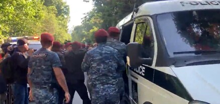 Խուլիգա՞ն եք, արա՛. լարված իրավիճակ՝ Սուրբ Աննա եկեղեցու մոտ. կան բերման ենթարկվածներ