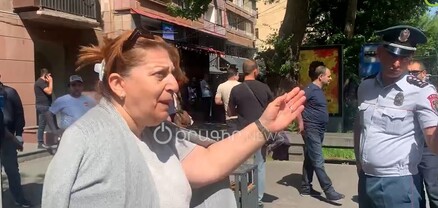 «Զոմբիների հետ գործ չունեք»,  «Զոմբիները դուք եք»․  լեզվակռիվ՝ ցուցարարների և անցորդի միջև