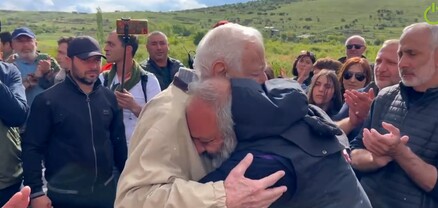 Բագրատ Սրբազանը խոնարհվեց արևելագետ Գուրգեն Մելիքյանի առաջ, վերջինս հուզվեց