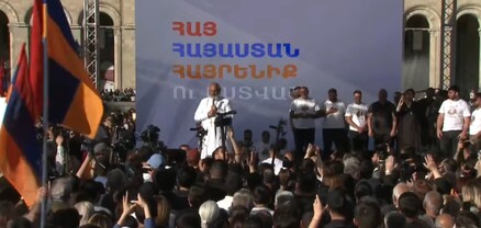 Հրապարակում հավաքված քաղաքացիները Բագրատ Սրբազանի հետ երգեցին օրհներգը, ապա՝ աղոթեցին