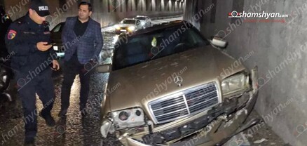 Երևանում «Mercedes»-ը Խանջյան փողոցում կուտակված ջրի պատճառով բախվել է քարե պատնեշին. shamshyan.com