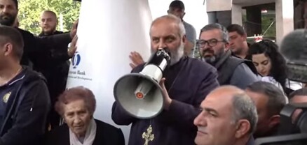 Թերթերը գրելու են՝ վախեցավ, գնաց․ Բագրատ Սրբազանը կատակեց