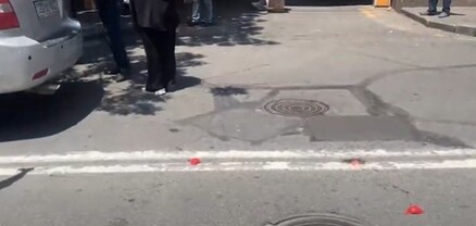 Քաղաքացին պատուհանից լոլիկներ է նետում ոստիկանների վրա