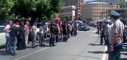 Ամբողջ համակարգը մի գժի է ծառայում․ քաղաքացիները փակել են Նալբանդյան փողոցը