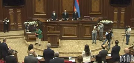ԱԺ-ում 1 րոպե լռությամբ հարգեցին Իրանի նախագահի և նրան ուղեկցող անձանց հիշատակը