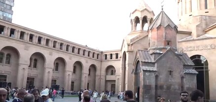 Բագրատ Սրբազանը Սուրբ Աննա եկեղեցու բակում ամփոփում է օրը․ ՈւՂԻՂ